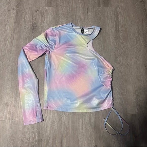 Divided Tops - 🍒Divided by H&M Iridescent Tie-Dye Cut-Out Top Size M
